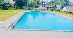 Bright 3-Bed Flat with Balcony with Great Value