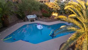 Charming Retreat-SaltwaterPool-HotTub-FastWifi