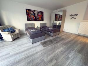 Ruhiges saniertes Apartment bei Hamburg Parkplatz Balkon WLAN