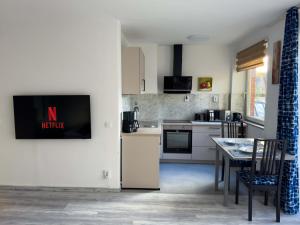 Ruhiges saniertes Apartment bei Hamburg Parkplatz Balkon WLAN