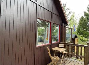 Cheerful forest cabin Fireplace and Hot tub