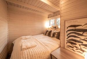 Cheerful forest cabin Fireplace and Hot tub