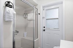 Mins to Beach, Heated Pool, MiniGolf, Firepit