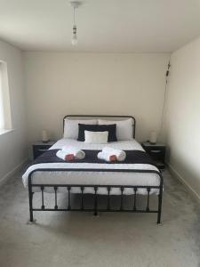 New 4 Bedroom House Sleeps 7, 5mins Etihad, Coop Live, City Centre