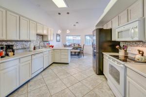 Pool, Spa and Mtn Views Lake Havasu City Home