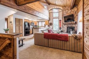 Spacious 3BD & Loft Villa - Convenient to Slopes