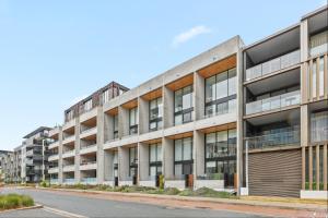 Light Filled 2BDR Loft in Kingston with Parking
