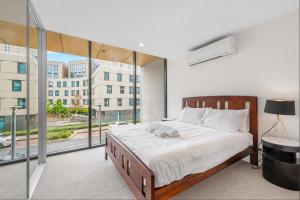 Light Filled 2BDR Loft in Kingston with Parking