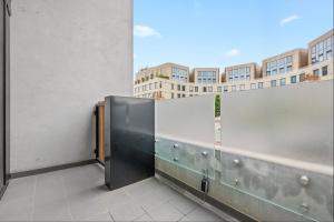 Light Filled 2BDR Loft in Kingston with Parking