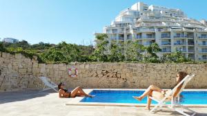 Follow the Sun Boutique Hostel - Pool, Breakfast & Sea Views