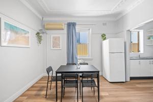 Cozy Queen Room - Close to Eateries & Shops - Shared Bathroom