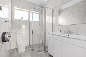 Cozy Queen Room - Close to Eateries & Shops - Shared Bathroom