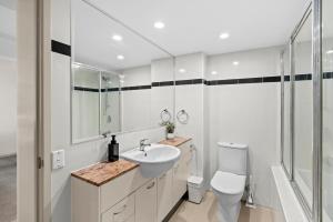 Central City 2BR Apt with Balcony, Pool, Gym and WiFi