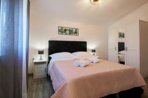 Family-friendly apartments with swimming pool Ljubac, Zadar - 14148