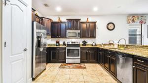 1467MS CG Family Relaxing Florida Escape with Pool and Game Room
