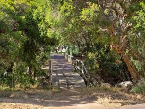 Seastream Haven - Stylish Coastal Escape with Garden