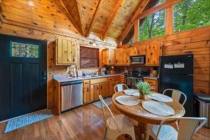 Honey Bear Getaway - Hot Tub Jacuzzi Sleeps 6