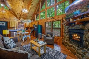 Honey Bear Getaway - Hot Tub Jacuzzi Sleeps 6