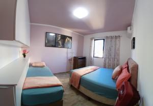 APARTAMENTO BOQUEIRÃO PRÉDIO FRENTE AO MAR COM GARAGEM WI-FI e AR