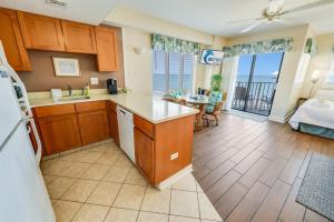 9th Floor Studio, Breathtaking Ocean Front, Pools!