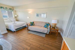 9th Floor Studio, Breathtaking Ocean Front, Pools!