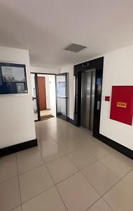 Apartamento a 300 metros da praia com piscina com vista para o mar