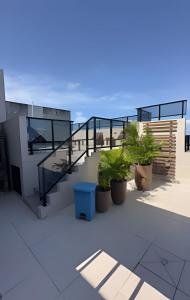 Apartamento a 300 metros da praia com piscina com vista para o mar