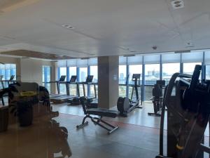 Modern 1BR Corner Unit, Pool & Gym Overlooking Cebu City Skyline - Cebu IT Park