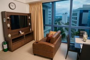 Modern 1BR Corner Unit, Pool & Gym Overlooking Cebu City Skyline - Cebu IT Park