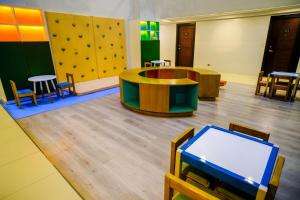 Modern 1BR Corner Unit, Pool & Gym Overlooking Cebu City Skyline - Cebu IT Park