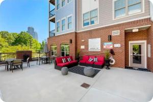 Gorgeous Uptown Apartment with Pool