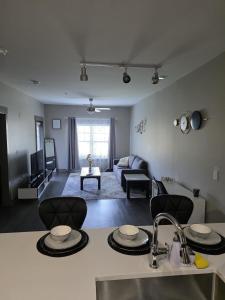 Gorgeous Uptown Apartment with Pool