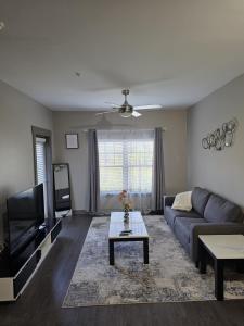 Gorgeous Uptown Apartment with Pool