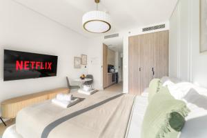 VayK - Bright Studio Overlooking The Canal in Business Bay