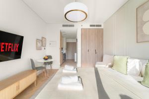 VayK - Bright Studio Overlooking The Canal in Business Bay