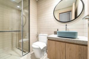 VayK - Bright Studio Overlooking The Canal in Business Bay