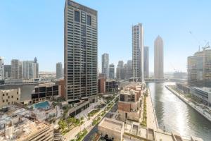 VayK - Bright Studio Overlooking The Canal in Business Bay