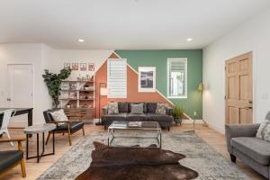Riff & Rest - 2 Stylish Homes - Mins to Germantown