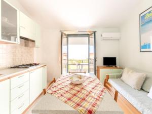 A 150 meter long mare, 2 fish img15