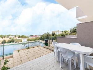 Apartment in a residence with swimming pool
