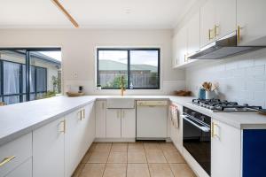 Bright & Spacious Getaway on Powell Street