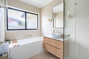 Bright & Spacious Getaway on Powell Street