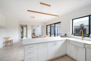 Bright & Spacious Getaway on Powell Street