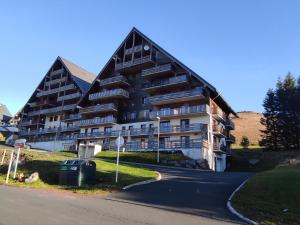 Appartement Super Besse - 6 pers, Piscine, Parking, Balcon - FR-1-814-168