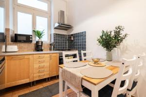 JONES Apartment at Chain Bridge