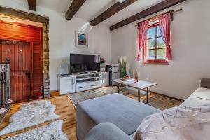 Nature Lodge With Sauna and Hot Tub - Happy Rentals