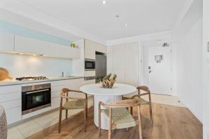 Luxurious 2-Bed Designer Retreat at Oracle Resort