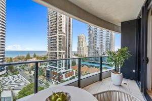 Luxurious 2-Bed Designer Retreat at Oracle Resort
