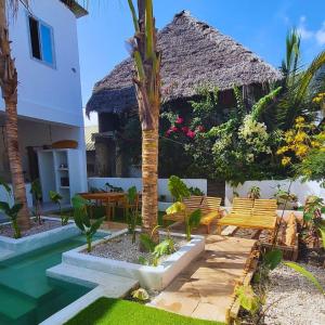 Private 4 sleeper Villa with pool & garden just steps to the beach shops bars & restaurants