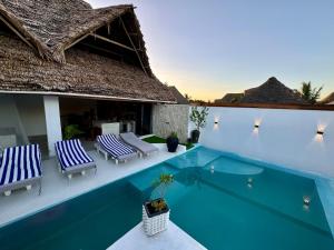 Luxury Penthouse with private rooftop pool prime location Paje Beach Zanzibar TV WIFI AC steps to the beach